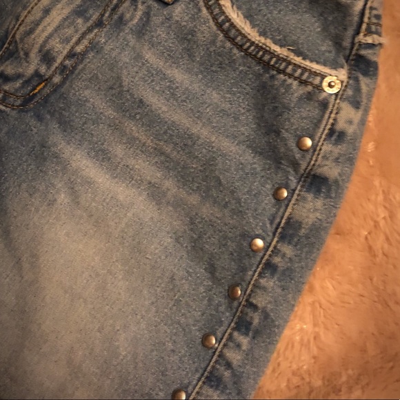 ๐โ๏ธ๐Light Wash, Studded, Denim Skort, by R4R Jeans - Picture 3 of 7